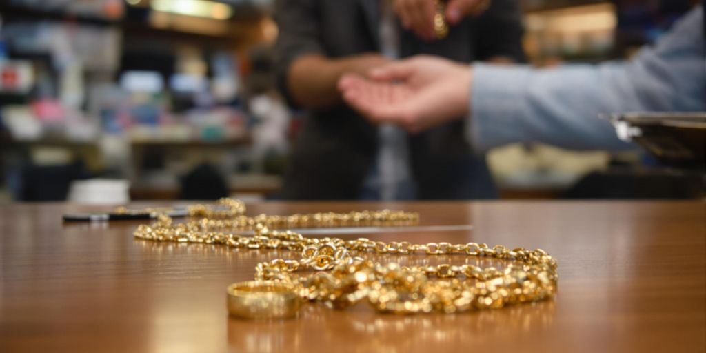 Bijoux en or posés sur un comptoir de prêteur