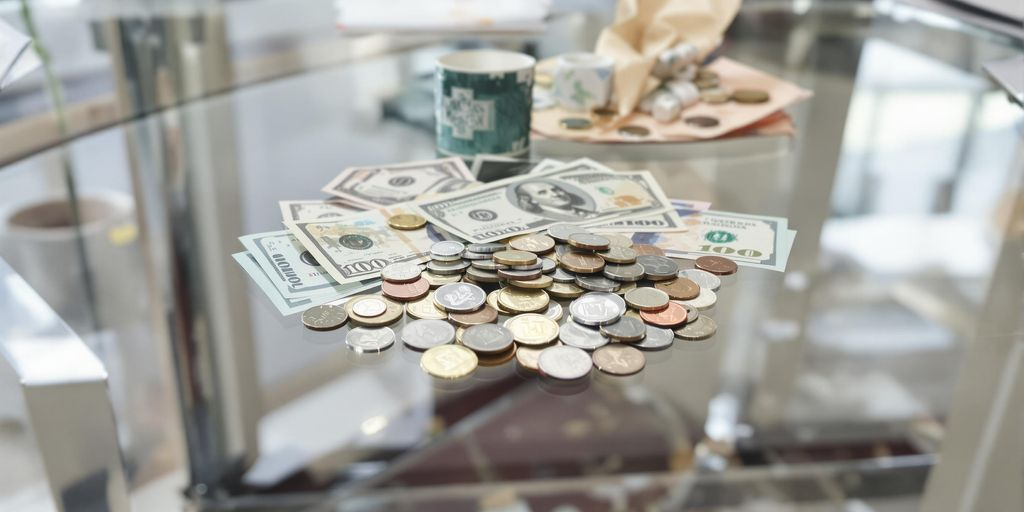 Photo d’un bureau moderne avec argent liquide, pièces et billets.