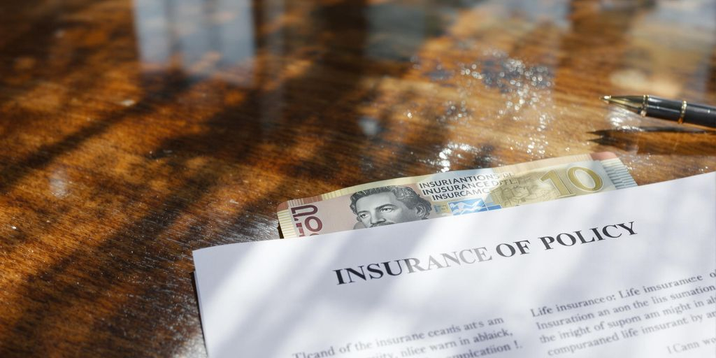 Photo réaliste d’un billet et d’assurance vie sur table rapprochée.