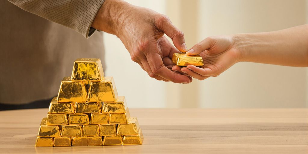 Des mains transmettent un lingot d’or à un enfant