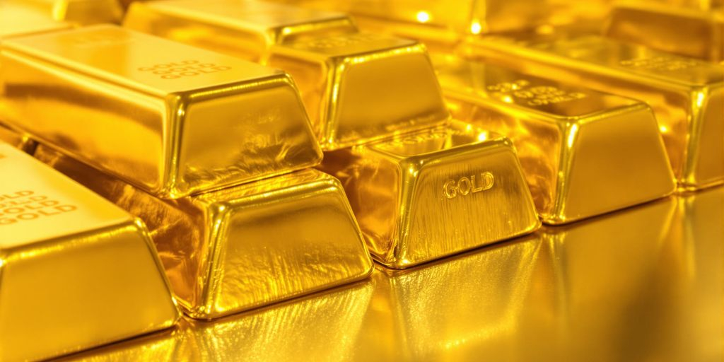 Barres d’or brillantes sur une surface réfléchissante, arrière-plan discret élégant.