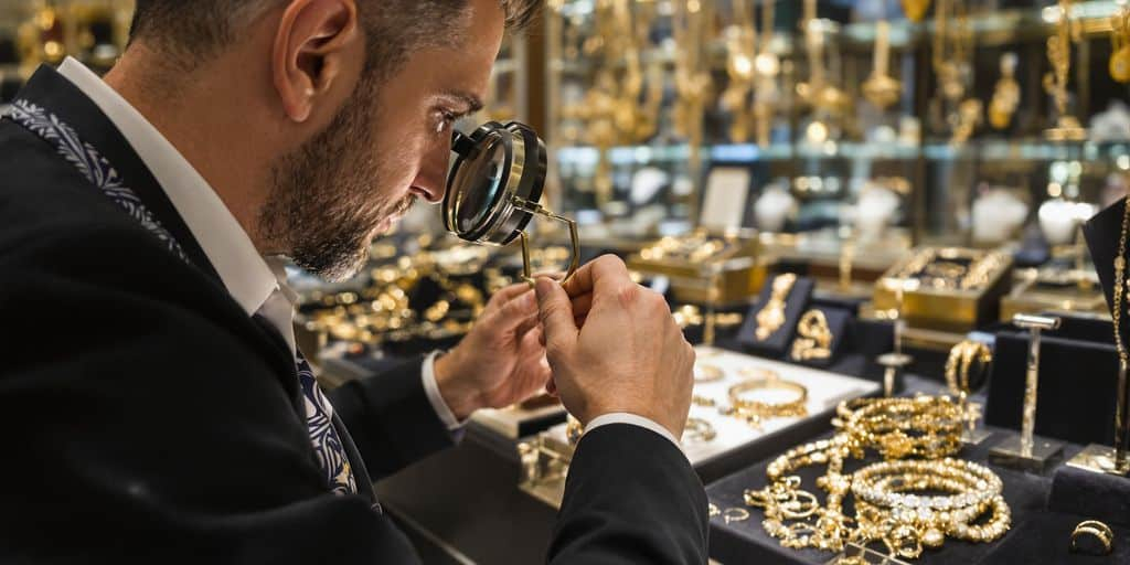 Bijoutier examinant des bijoux en or à Paris