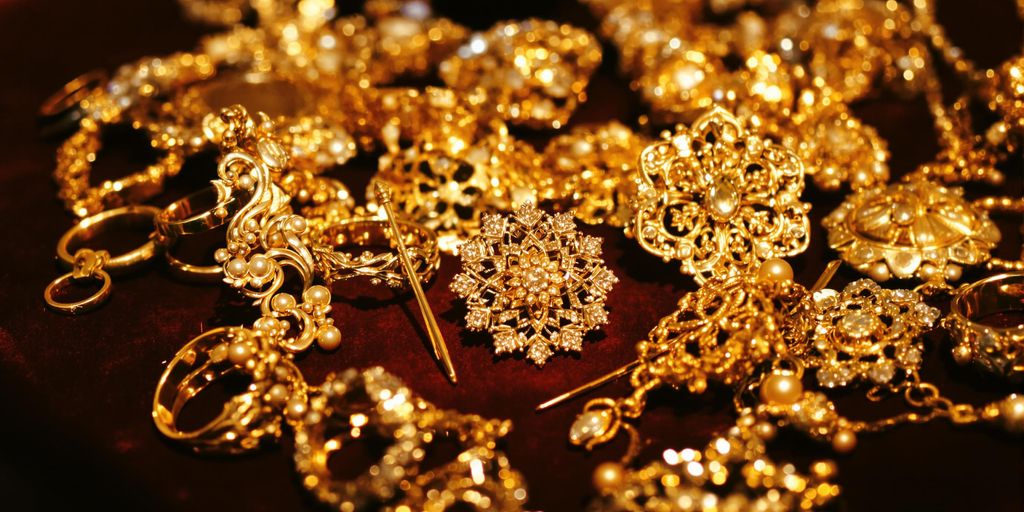 Bijoux en or anciens disposés sur un tissu en velours.
