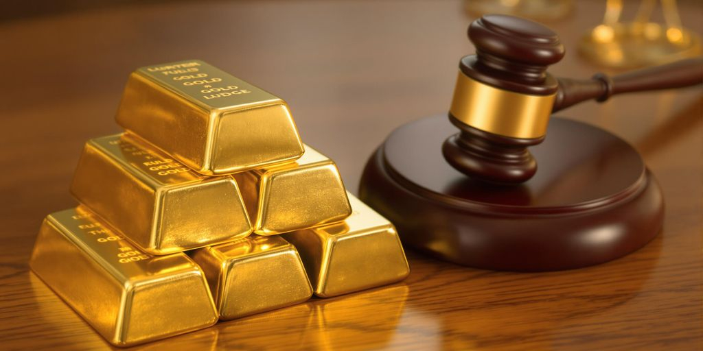Lingots d'or et marteau de juge sur une table