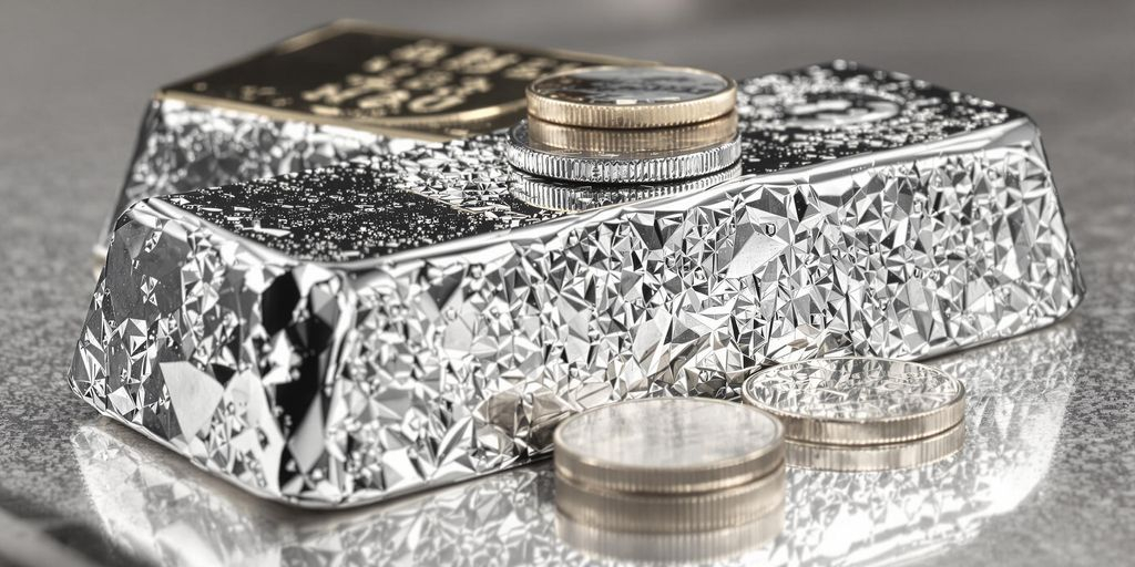 Gros plan d'une barre d'argent, pièces brillent sous lumière douce.