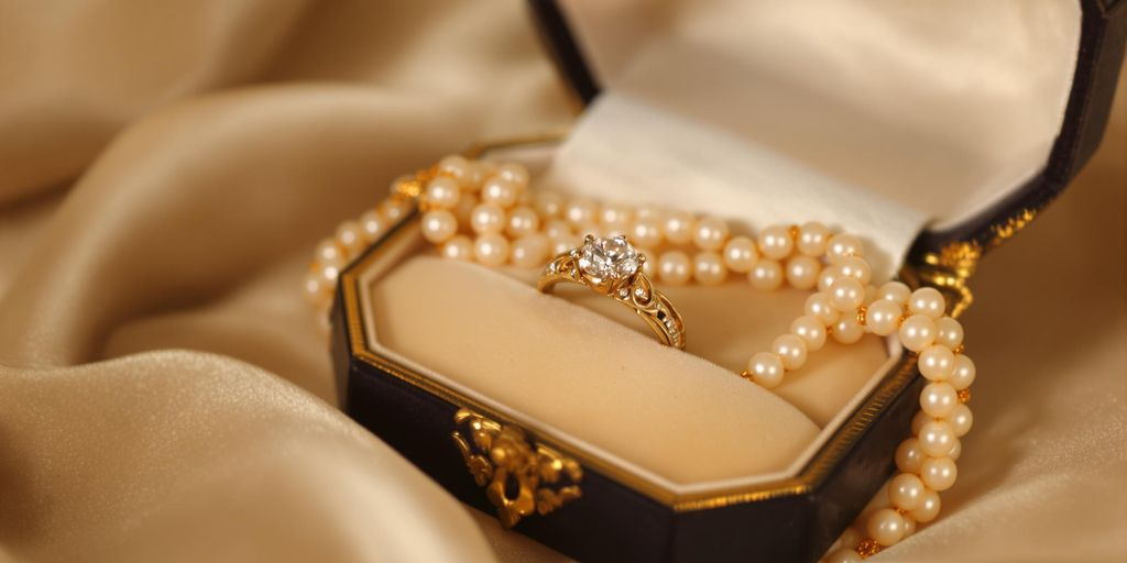 Bijoux anciens dans un écrin ouvert sur fond en velours.