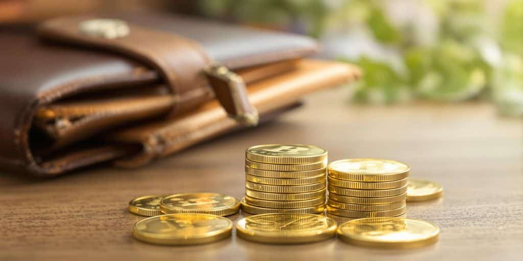 Pièces d’or empilées sur une table en bois