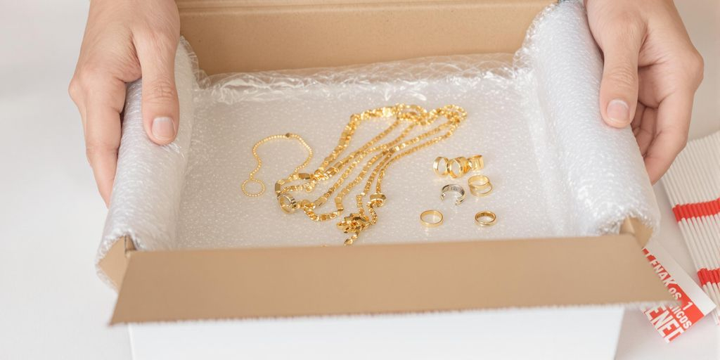 Bijoux en or placés dans une boîte protégée pour expédition
