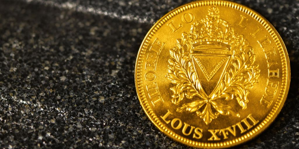 Gros plan d’une pièce d’or Louis XVIII brillante