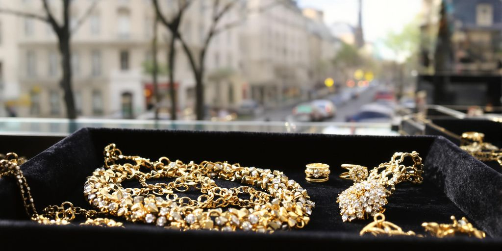 Bijoux en or sur un plateau avec Paris en arrière-plan