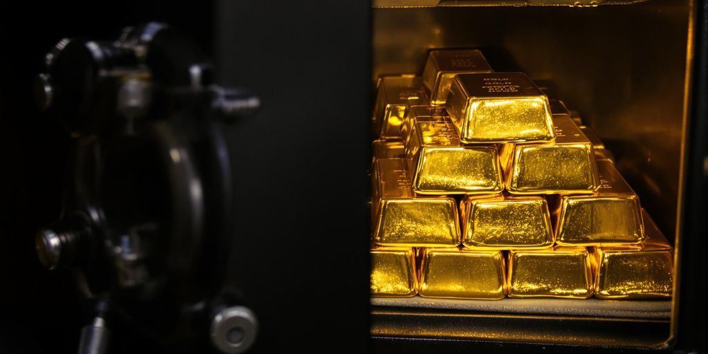 Lingots d'or empilés dans un coffre-fort ouvert