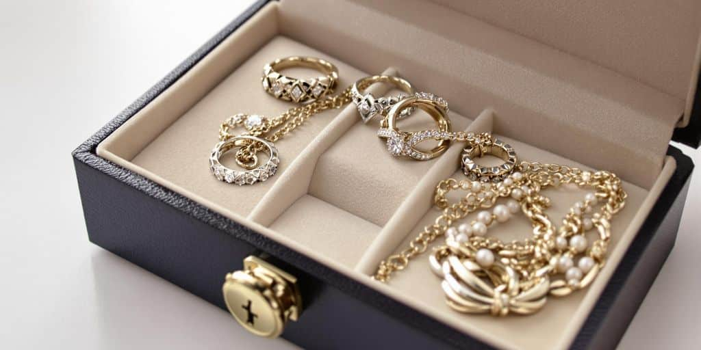 Bijoux précieux dans une boîte sécurisée en velours.