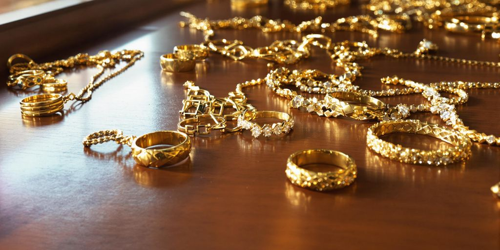 Bijoux en or posés sur une surface en bois poli.
