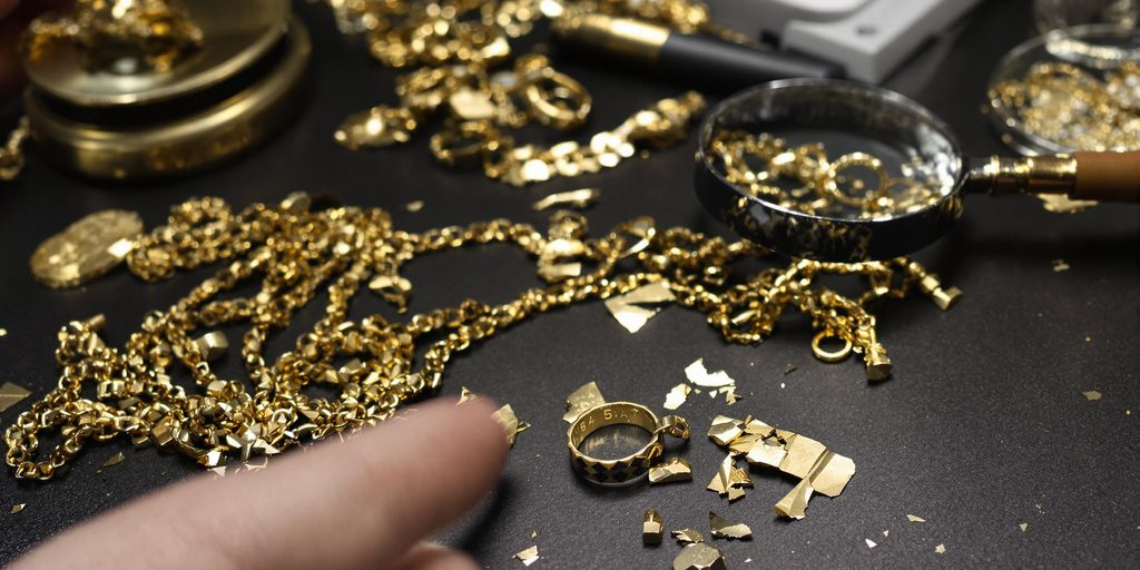 Bijoux en or abîmés sur une table de bijoutier