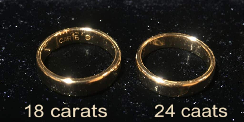 Deux bagues en or 18 et 24 carats côte à côte.
