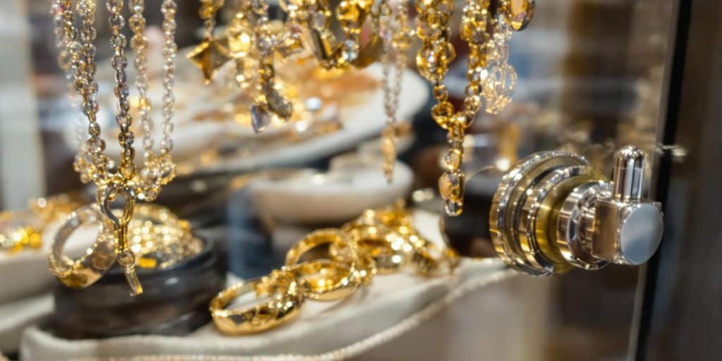 Bijoux précieux sous vitrine sécurisée au Crédit Municipal.