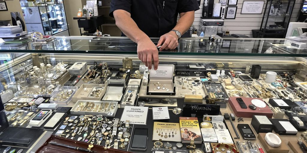 Comptoir d'un prêteur sur gages avec objets de valeur gardés