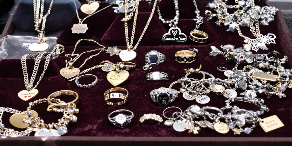 Bijoux personnalisés variés exposés sur un plateau en velours.
