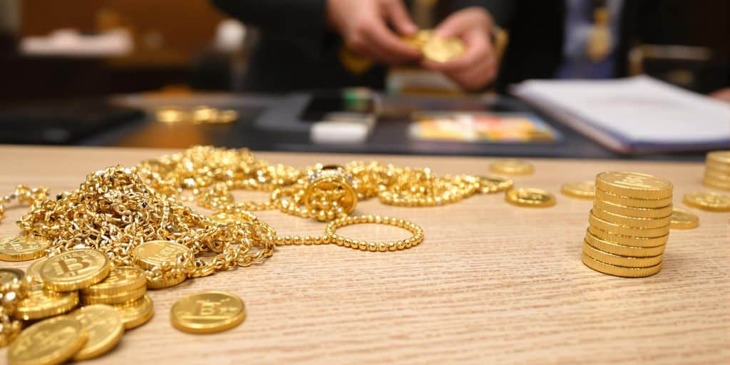 Bijoux en or et pièces sur un comptoir de prêt municipal
