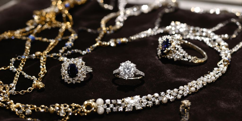 Bijoux de luxe et de créateur sur une surface en velours.