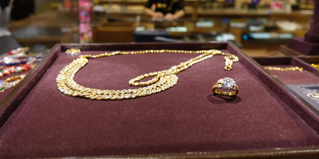 Bijoux précieux sur plateau en velours dans une bijouterie.