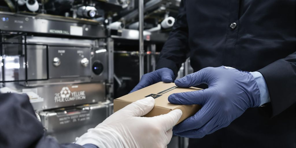 Colis sécurisé manipulé dans un environnement sécurisé moderne