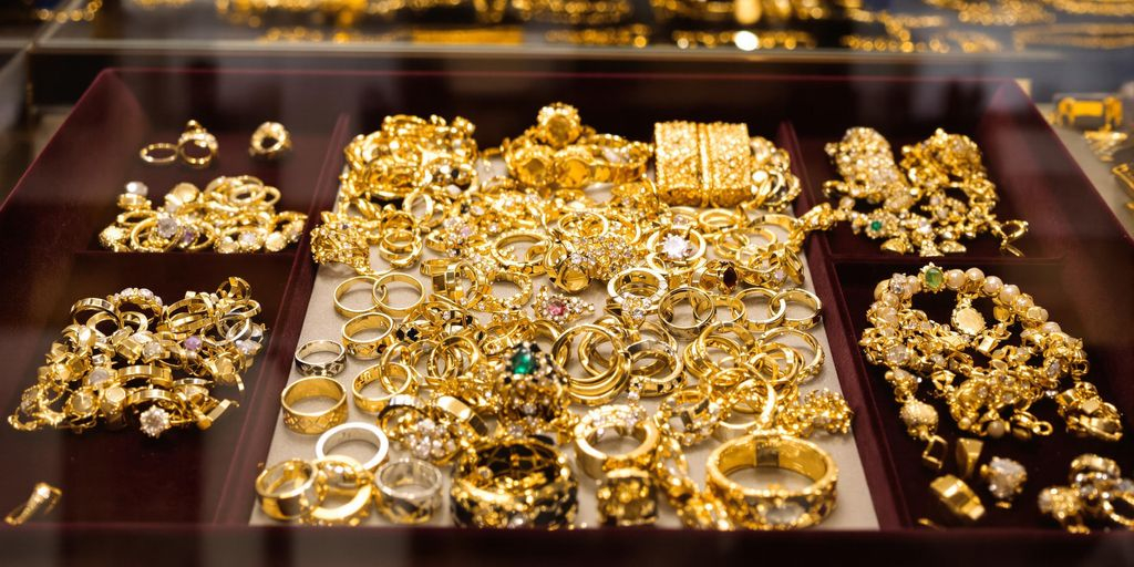 Bijoux en or sur un plateau dans une bijouterie élégante.