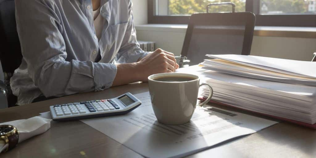 Person attendant une réponse de prêt immobilier à un bureau