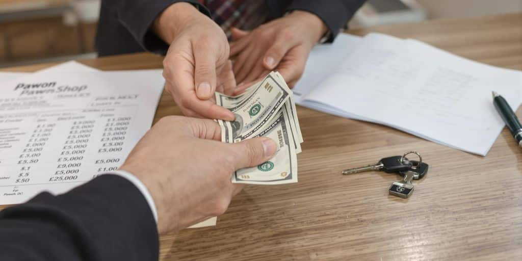 Main tend de l'argent à un comptoir de prêt sur gage