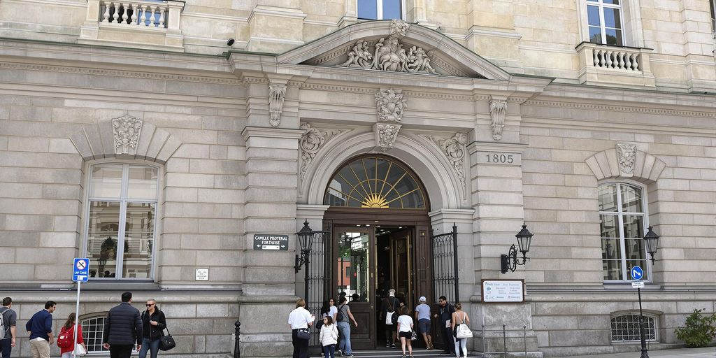 Façade d’un bâtiment historique de crédit municipal français