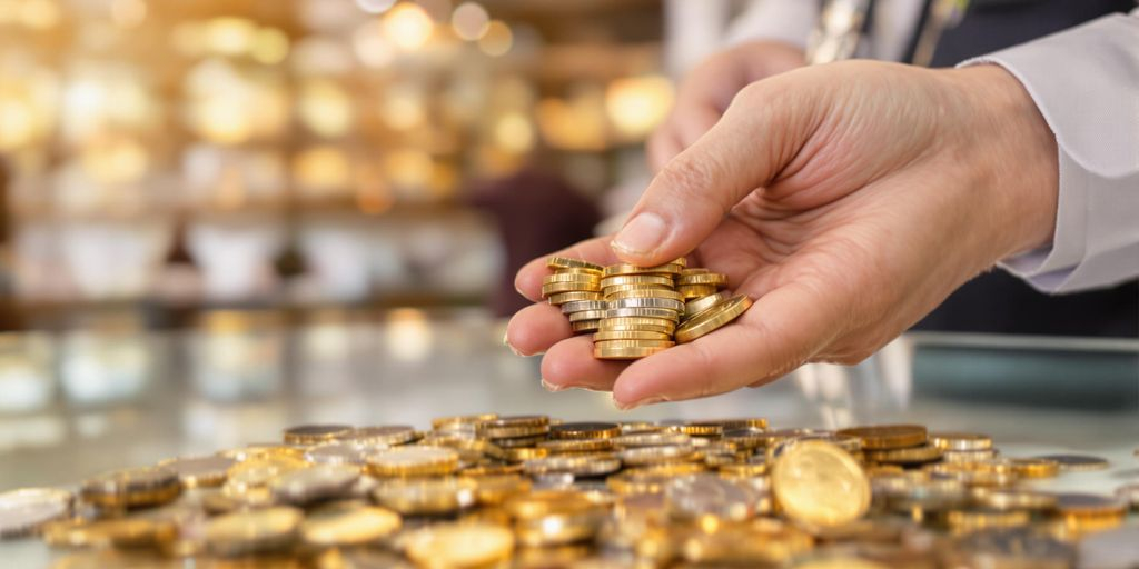 Échange de pièces de monnaie sur un comptoir chez GOLDMARKET