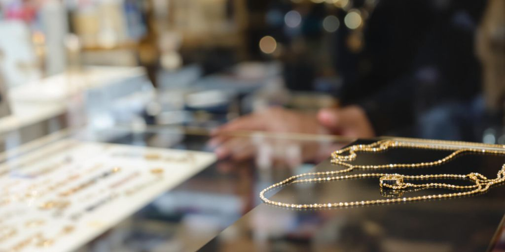 Bijoux en or posés sur un comptoir de bijouterie