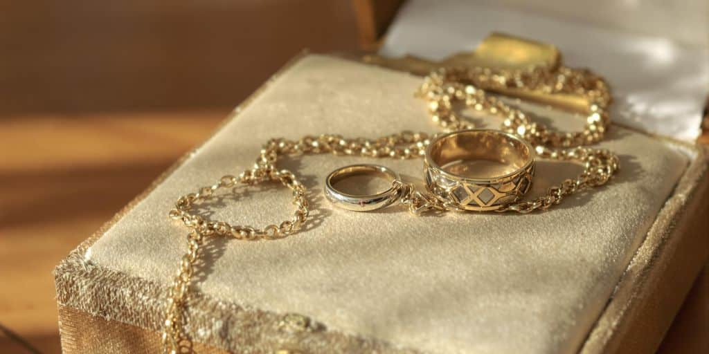 Bijoux anciens posés sur une boîte à bijoux en velours.