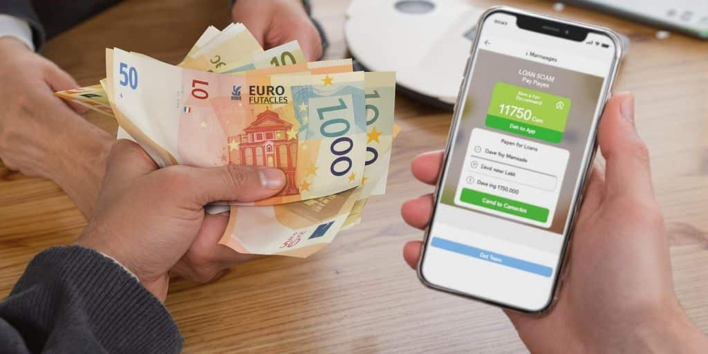 Main tend de l'argent, autre tient un téléphone bancaire.