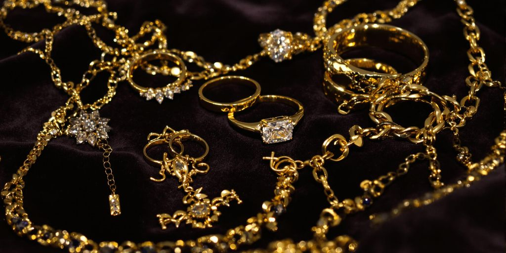 Bijoux en or posés sur un tissu sombre et élégant.