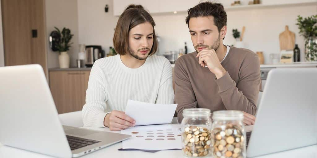 Jeune couple français gérant des finances à la maison