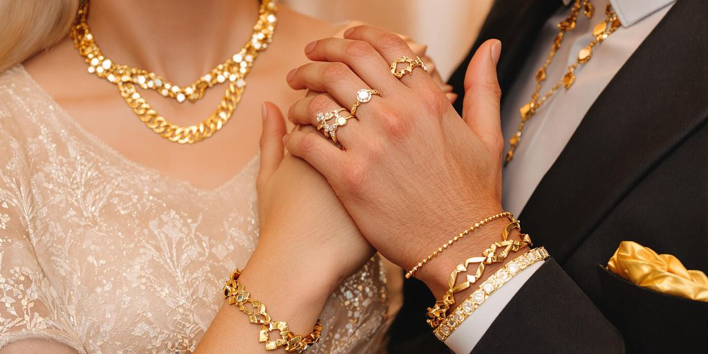 Homme et femme portant des bijoux en or élégants
