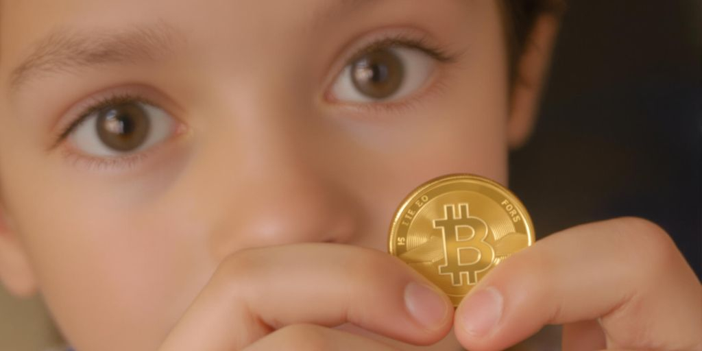 Enfant souriant avec une pièce d'or