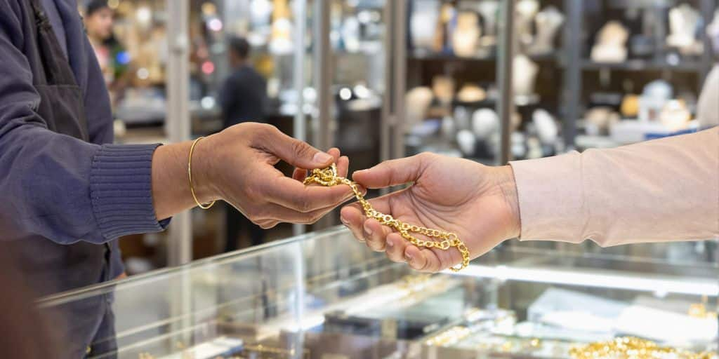 Personne donnant un collier en or à un employé de prêteur