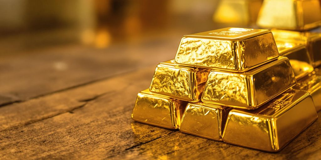 Lingots d'or empilés sur une table en bois