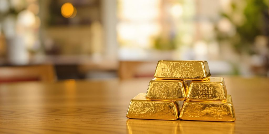 Lingots d'or empilés sur une table en bois
