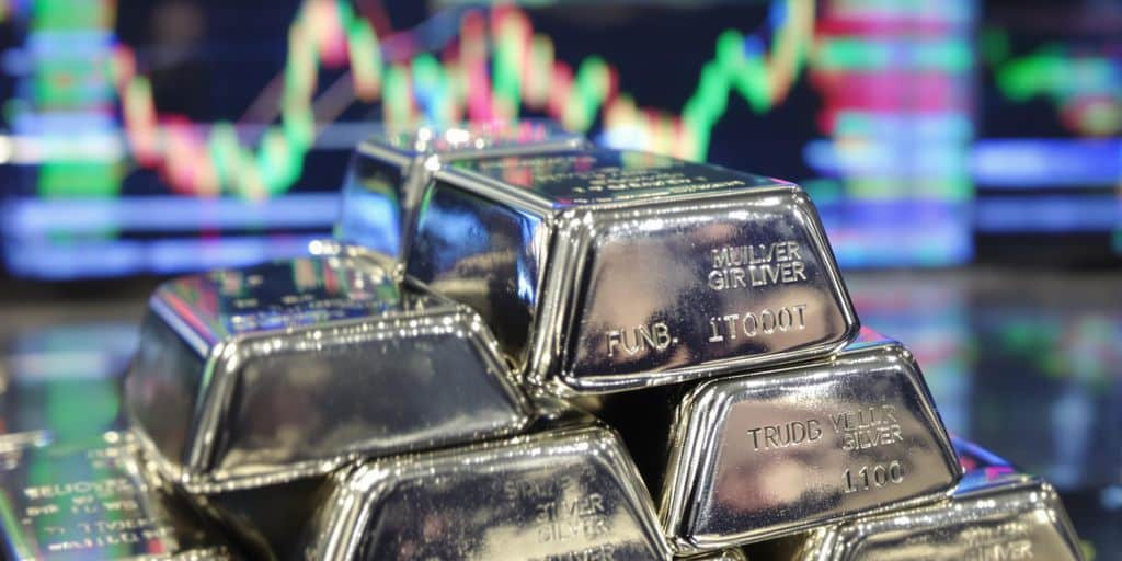 Lingots d'argent brillants empilés sur fond de marché financier.