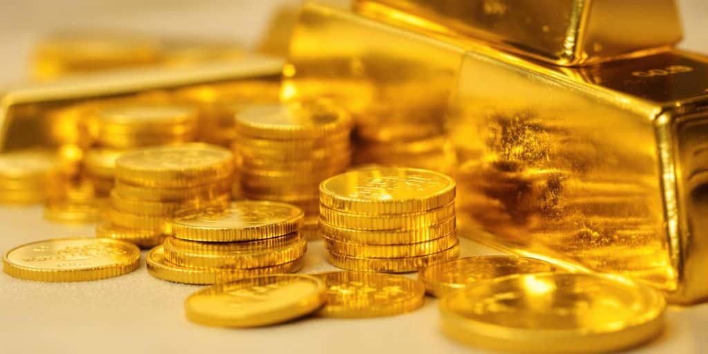 Lingots et pièces d'or empilés