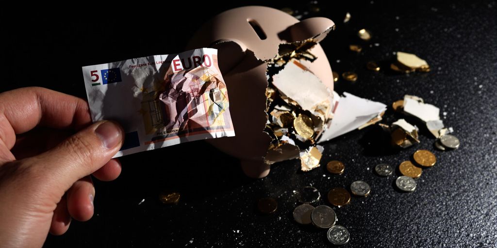Billets froissés, tirelire vide