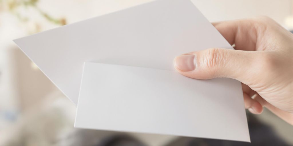 Main tenant une lettre