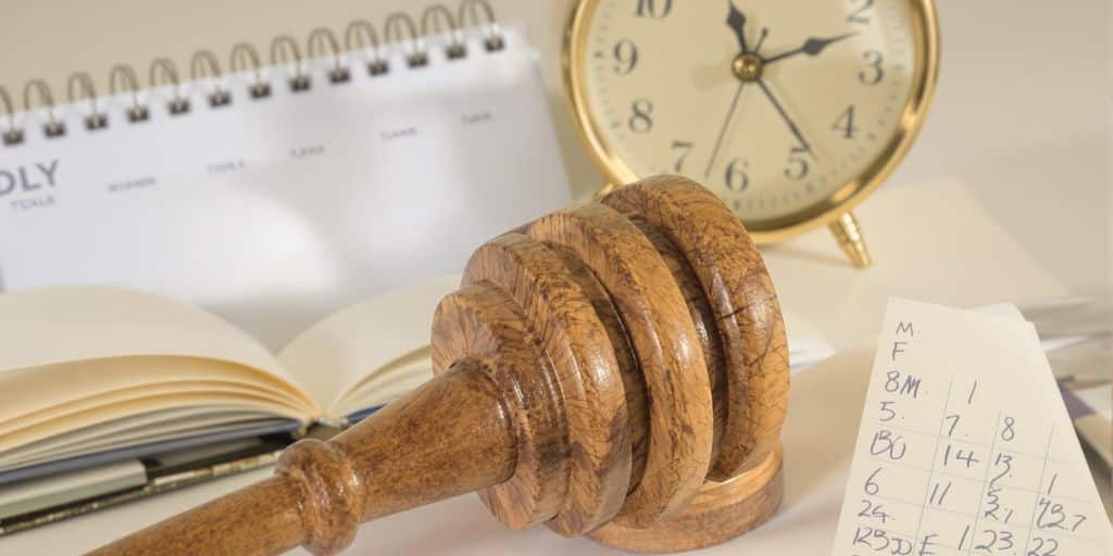Marteau de commissaire-priseur, calendrier, horloge ensemble.