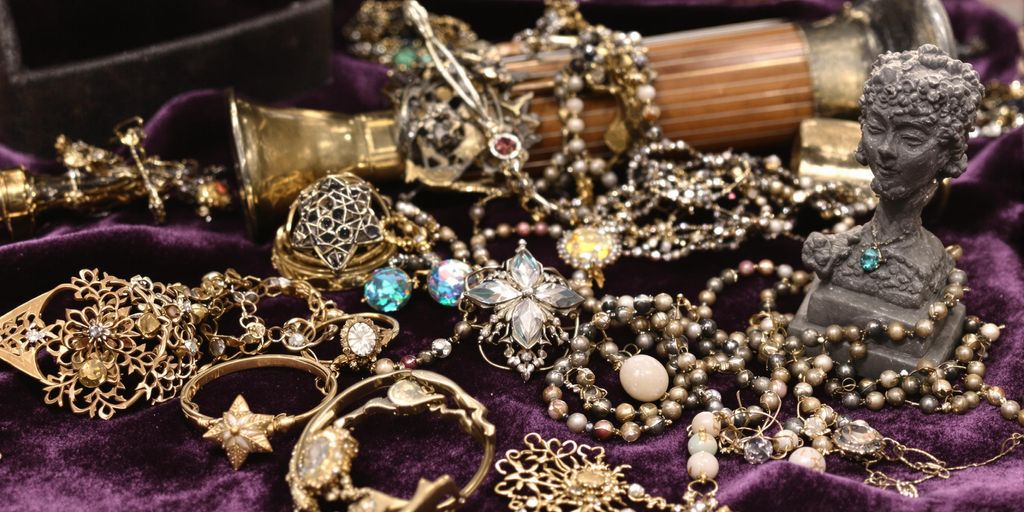 Bijoux, instruments, et œuvres d'art variés.