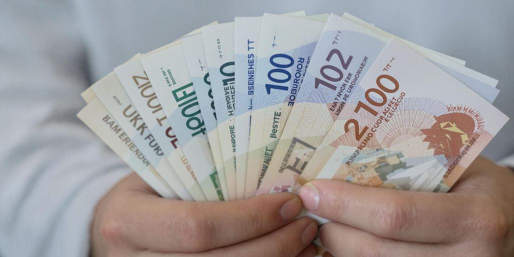 Billets de banque dans les mains de la personne