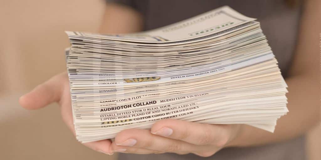 Main tenant une liasse de billets