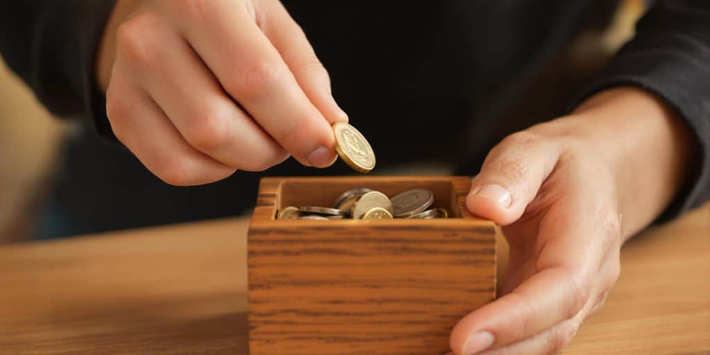 Pièges financiers, épargne sécurisée, personne vigilante.